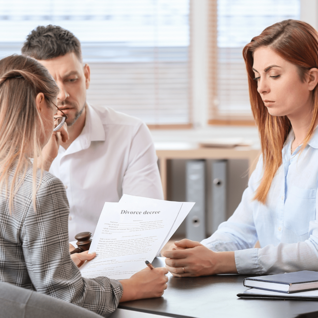 abogado de familia con clientes